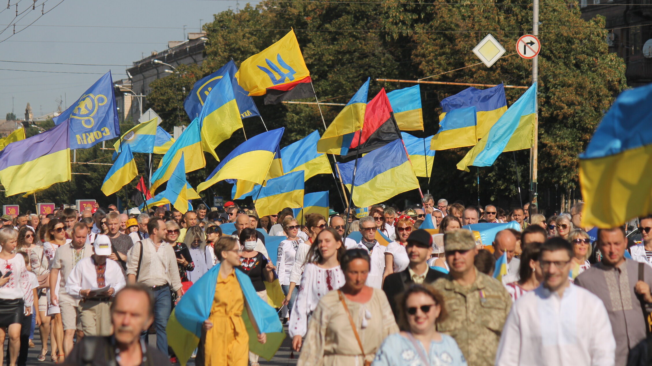 Тысячи запорожцев вышли на шествие ко Дню независимости Украины, – ФОТОРЕПОРТАЖ