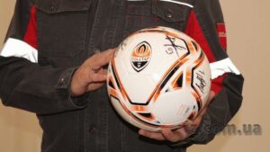 Запорізький металург вакцинувався та отримав м’яч з автографами футбольних зірок