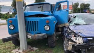 На запорожском курорте грузовик и легковушка не поделили дорогу: видео момента ДТП