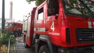 В запорожской многоэтажке загорелась мебель в подъезде: пожар тушили 19 спасателей, — ФОТО