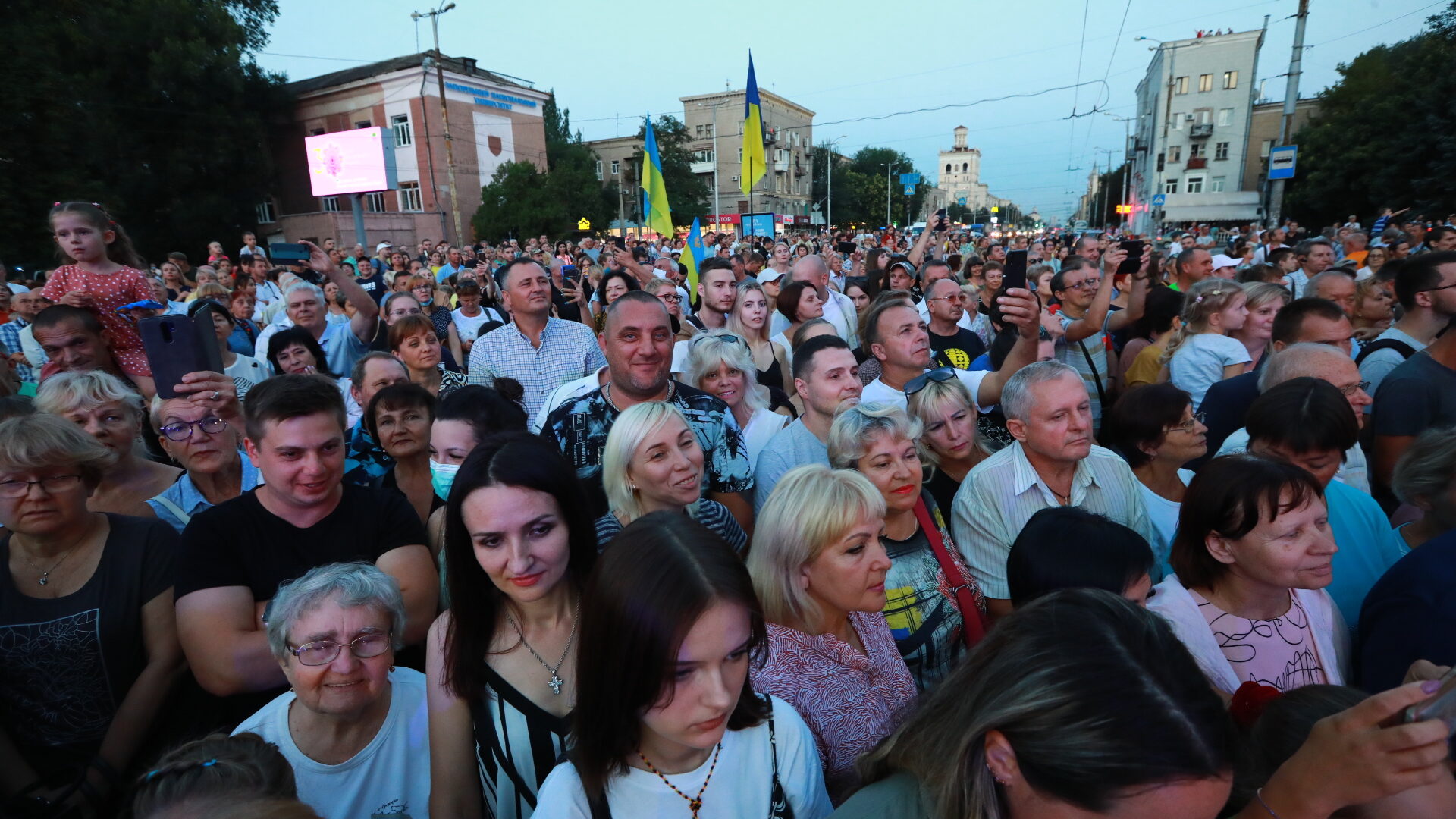 В центре Запорожья под открытым небом состоялся концерт ко Дню государственного флага: пришли тысячи людей – ФОТОРЕПОРТАЖ