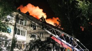 Пожежа на даху запорізької багатоповерхівки: в результаті НП постраждав рятувальник