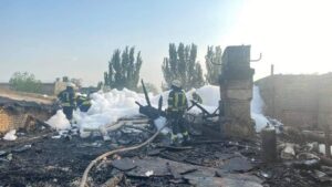 Масштабный пожар на крыше дома в Запорожье: глава района назвал предварительную причину ЧП, - ВИДЕО