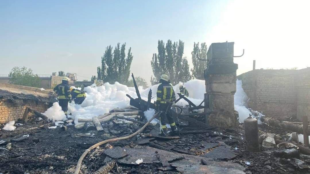 Масштабна пожежа на даху будинку в Запоріжжі: глава району назвав попередню причину НП, - ВІДЕО