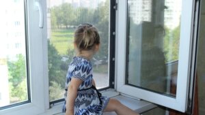 У поліції розповіли про стан 3-річної дівчинки, яка випала з вікна в Бердянську