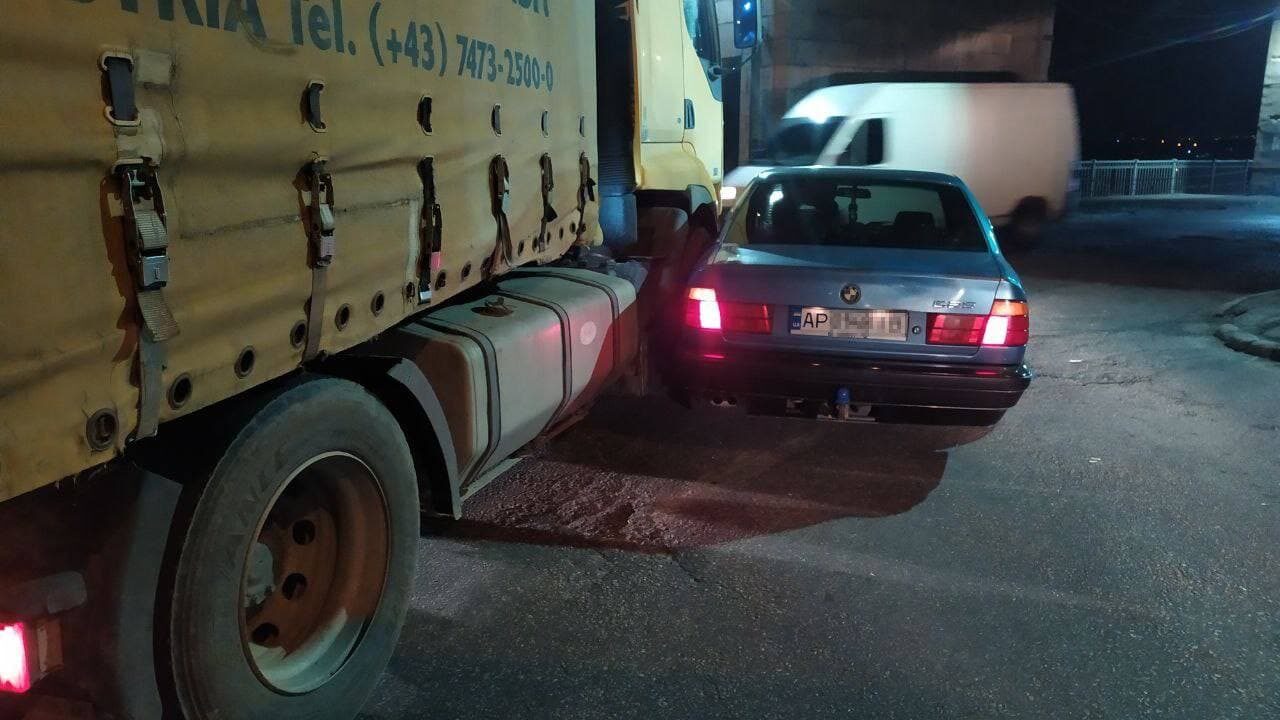 В Запоріжжі сталась ДТП: вантажівкою затисло BMW, — ФОТО