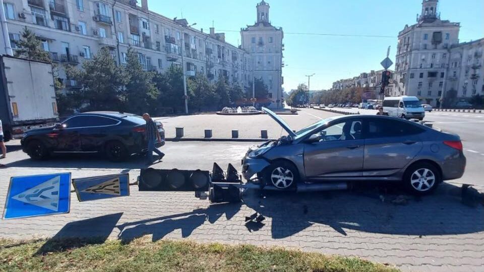 В центре Запорожья женщина поехала на красный и протаранила другой автомобиль, – ФОТО