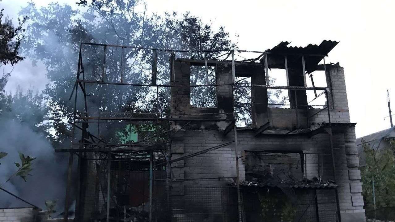 В Запорізькій області рятувальники майже чотири години гасили пожежу в приватному будинку, — ФОТО