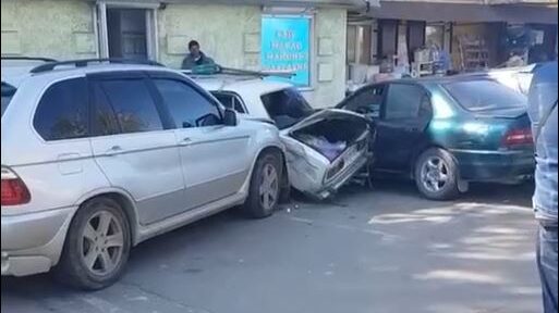 В Запорожье мужчина протаранил несколько машин и сбил человека: полиция прокомментировала ДТП