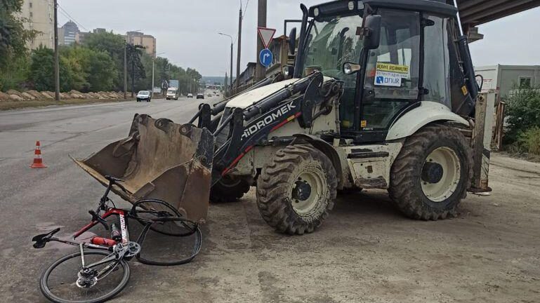 В Запорожье на Набережной велосипедист врезался в трактор: мужчина погиб, – ФОТО
