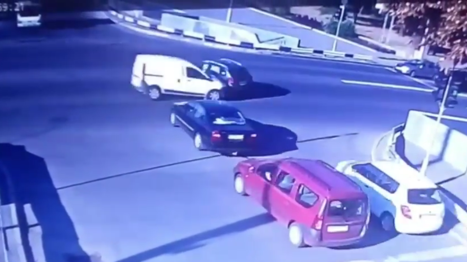 В Запорожье на Правом водитель пытался проскочить перекресток и устроил ДТП, – ВИДЕО