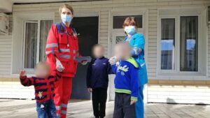 В запорожской квартире проживали десятеро детей в полной антисанитарии: троим из них понадобилась медпомощь, - ФОТО