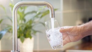 Жители Запорожья массово жалуются на запах и вкус питьевой воды: стала известна причина