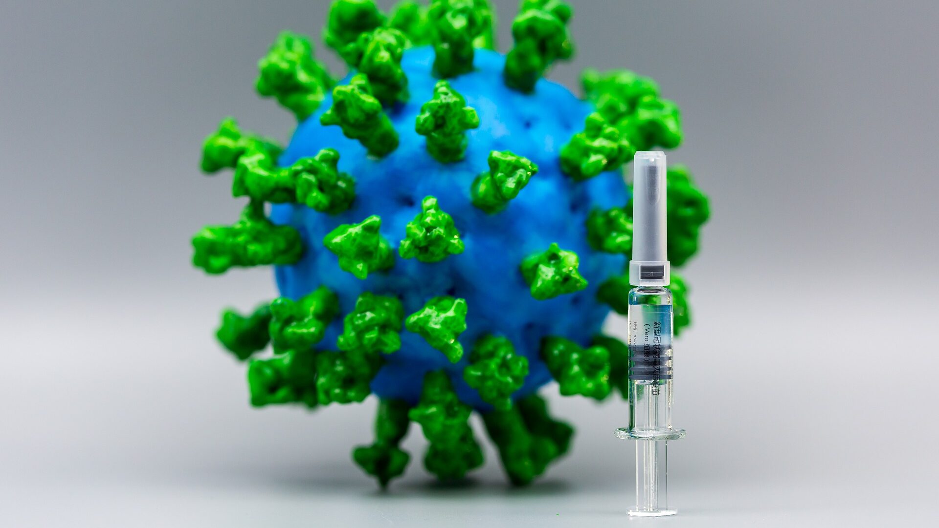 Прививки нужно делать даже тем, кто переболел коронавирусом: врач пояснила важный нюанс