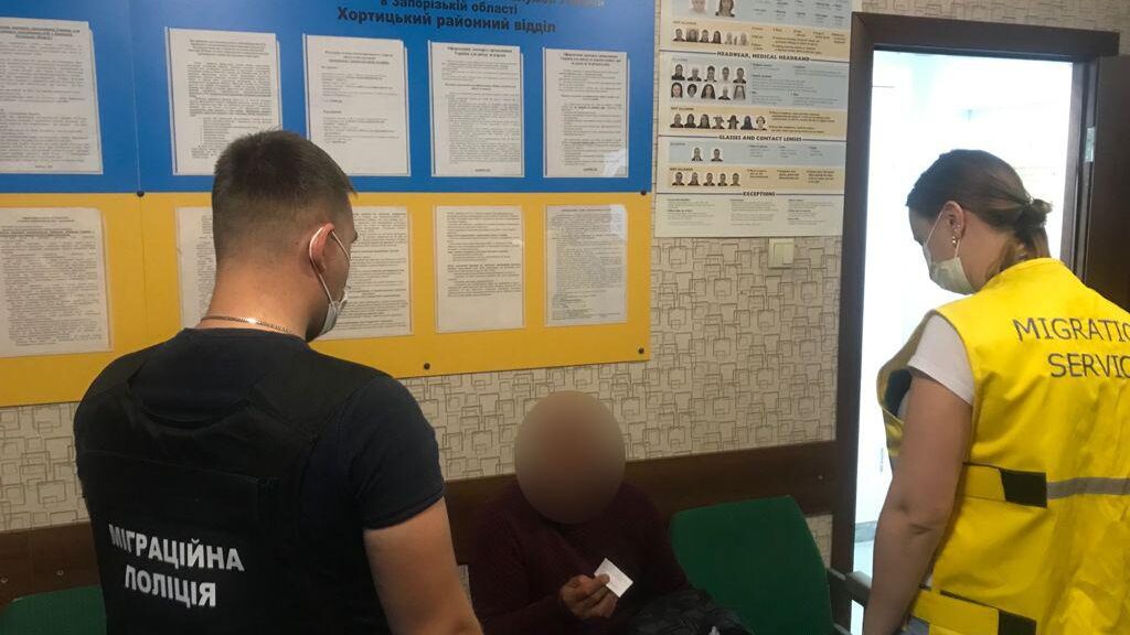 На одном из запорожских рынков полицейские обнаружили незаконно работающего иностранца