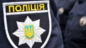 Порвал одежду и ударил в лицо: в Запорожской области мужчина напал на полицейского