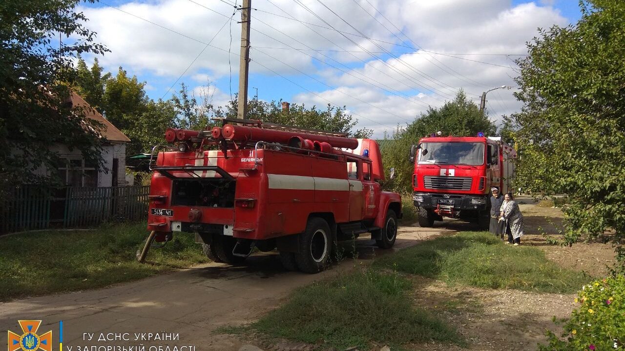 У Запорізькій області рятувальники гасили палаючий дах приватного будинку