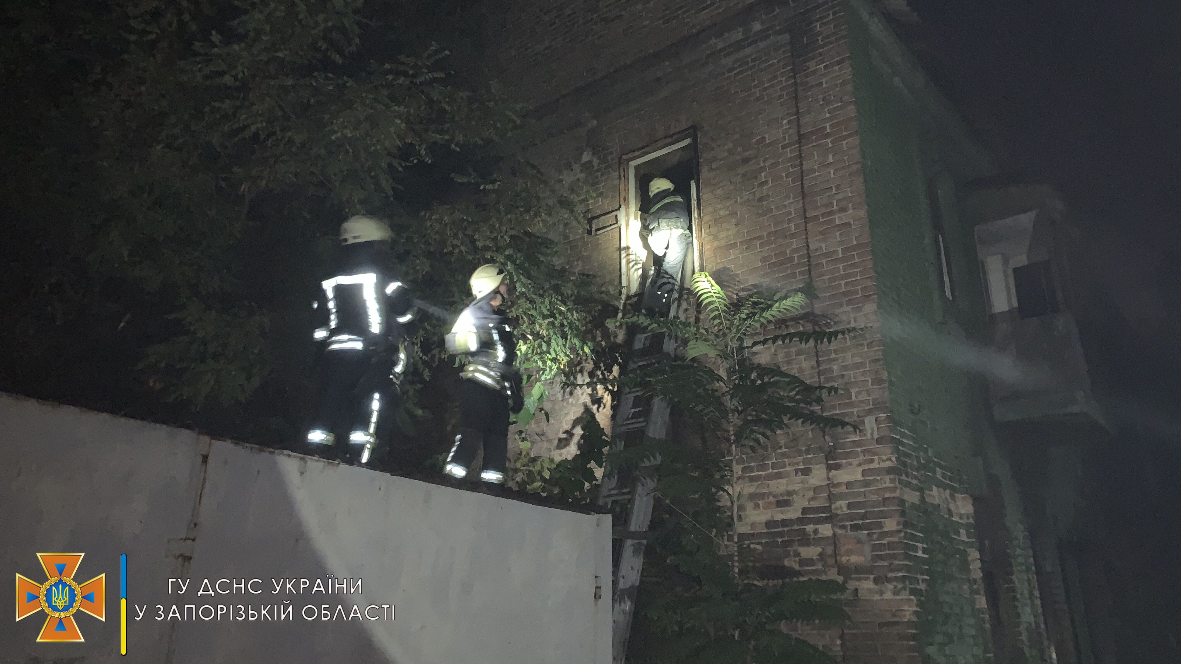 В Запоріжжі палала двоповерхова будівля: вогонь гасили 22 рятувальники