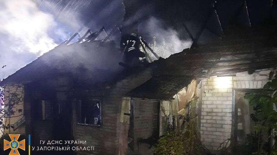 В Запорожском районе в частном доме произошел большой пожар: погиб человек, — ФОТО