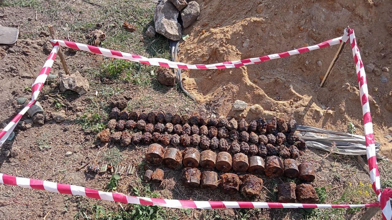 Під землею приватного будинку в Запорізькій області знайшли понад 50 активних гранат, набоїв та РПГ