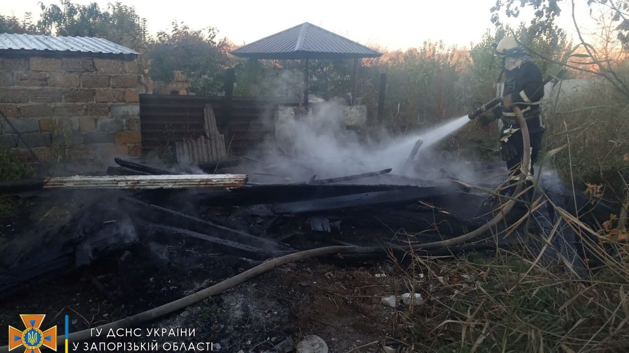 В Токмаке семеро пожарных тушили огонь в частном доме, — ФОТО