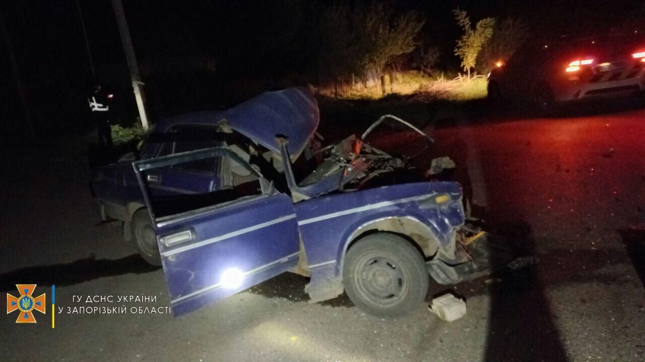 В Запорожской области легковушка врезалась в грузовик: водителя пришлось вытаскивать спасателям, — ФОТО