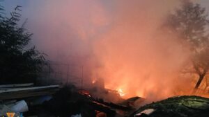 В Запорожье произошел масштабный пожар в частном доме: хозяин получил ожоги лица и рук, - ФОТО