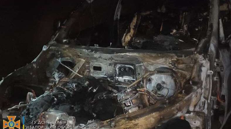 В Запорожье ночью полностью сгорел автомобиль «BMW»