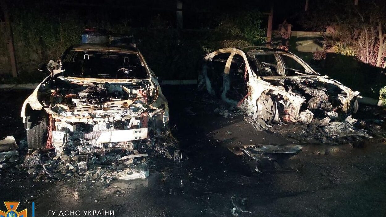 В Запорожье ночью сгорели две припаркованные легковушки, - ФОТО