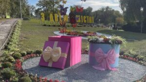 День города Запорожье: Вознесеновский парк украсили креативными цветочными композициями, - ФОТО