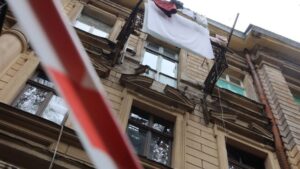 В Запорожье молодая женщина выпала с четвертого этажа
