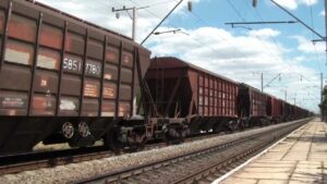 В Запорожье грузовой поезд сбил мужчину: пострадавший в крайне тяжелом состоянии