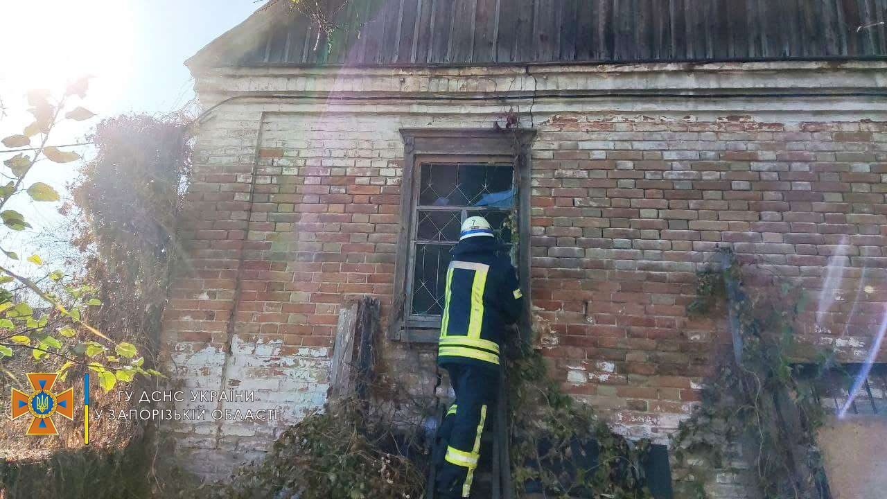 У Запоріжжі рятувальники загасили пожежу у приватному будинку, - ФОТО 