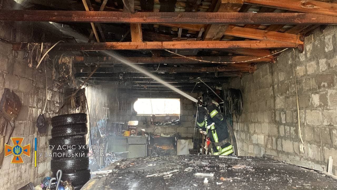 У Запоріжжі рятувальники загасили пожежу на території приватних домоволодінь, - ФОТО 