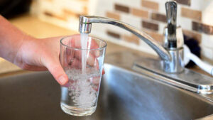 Неприятный вкус и запах воды в Запорожье: специалисты установили причину