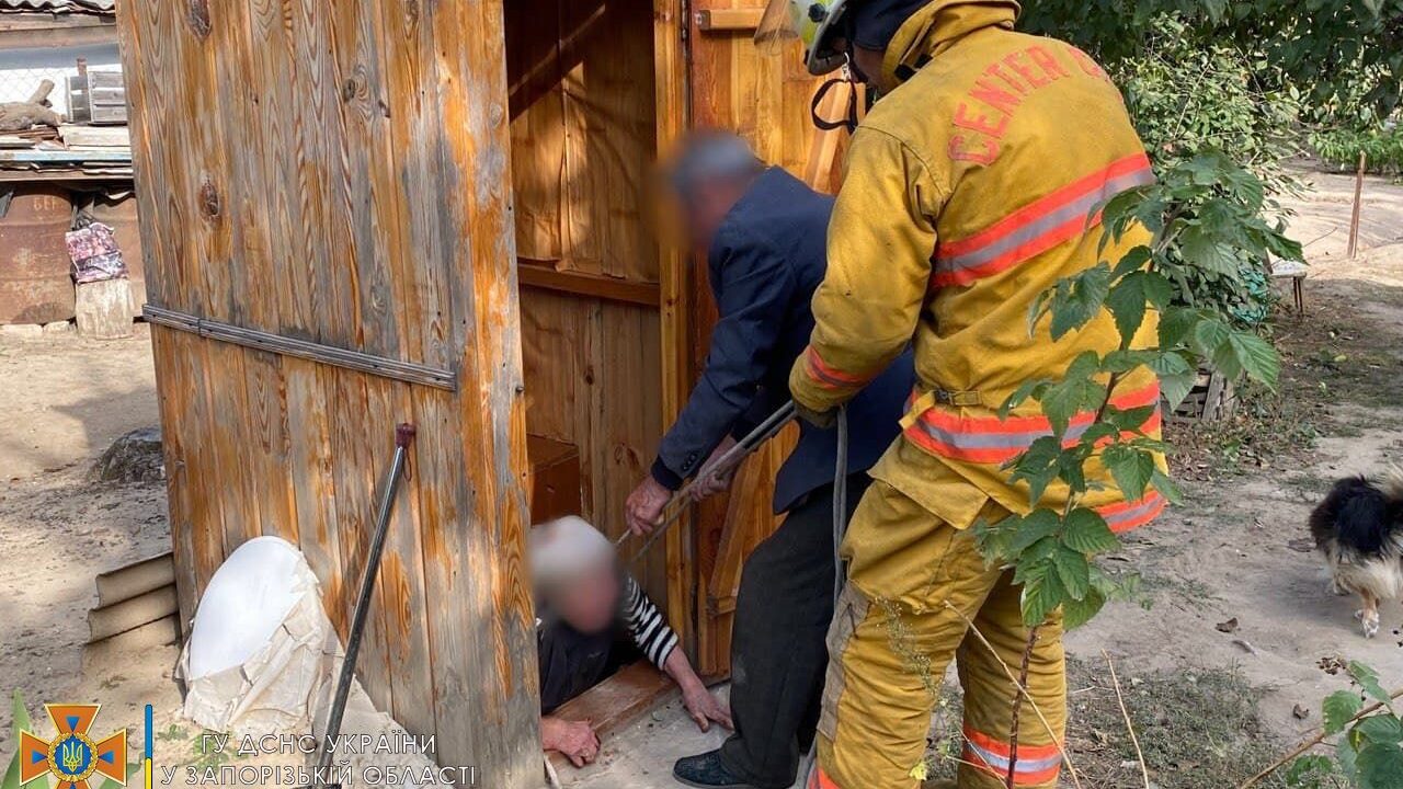 В Запорожской области женщина упала в выгребную яму