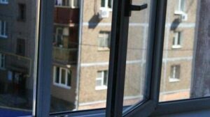 В Запорожье женщина выпала с шестого этажа: медики рассказали подробности