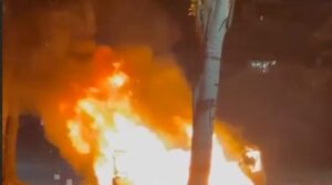 В Запоріжжі рятувальники за 10 хвилин загасили автомобіль, який загорівся під час руху, — ВІДЕО