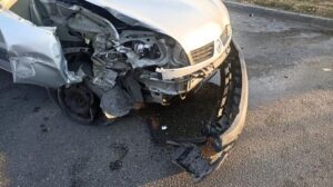 В центре Запорожья водитель Renault врезался в столб, – ФОТО