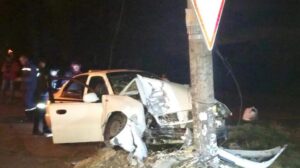 В Запорожье пьяный таксист врезался в столб, – ФОТО