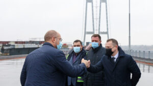 Премьер-министр Украины приехал в Запорожье и побывал на строительстве мостов, – ФОТО