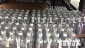 В Запорожье полицейские изъяли 2500 бутылок алкоголя сомнительного происхождения