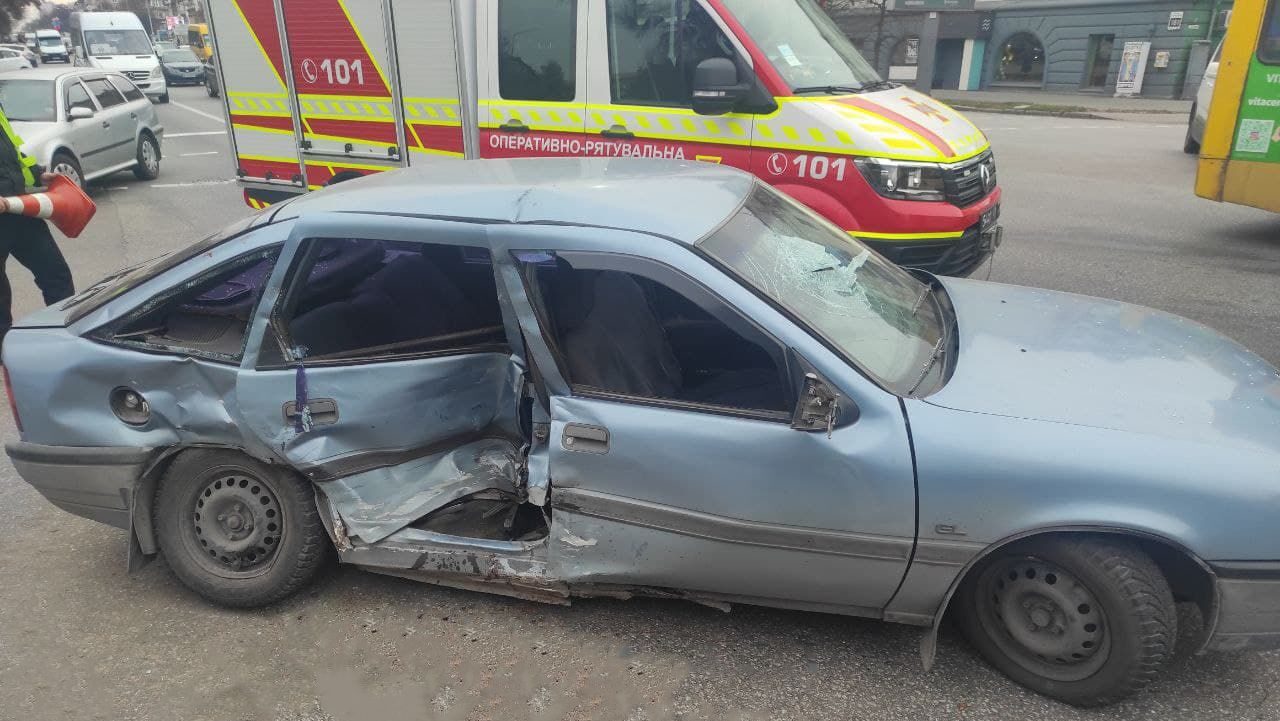 Посреди проспекта в Запорожье столкнулись две машины: на месте работали 11 спасателей, — ФОТО