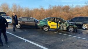На запорожской трассе столкнулись три автомобиля: пострадали два человека, — ФОТО, ВИДЕО