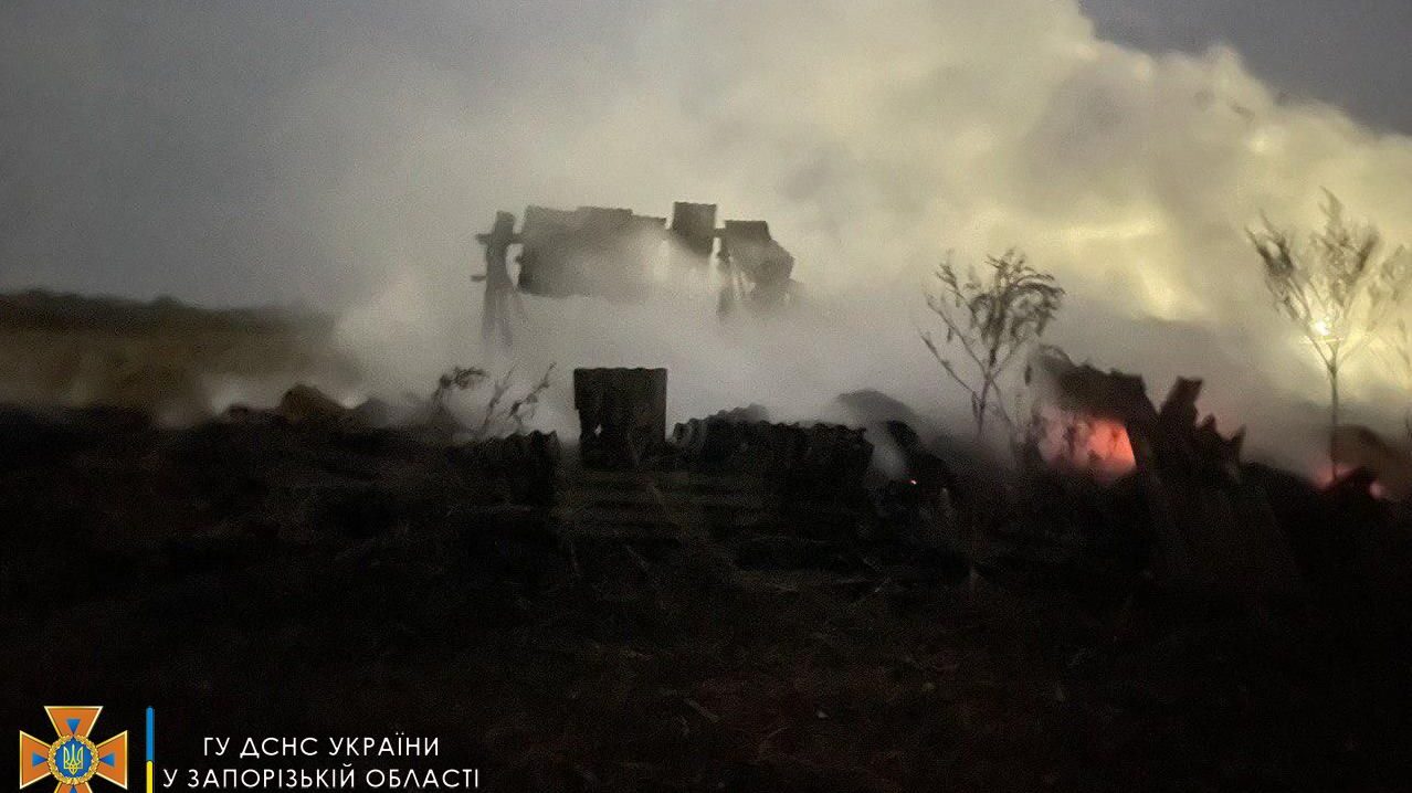 Больше часа в Запорожской области спасатели тушили пожар на частной территории