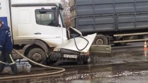 В Запорожье легковушка врезалась в грузовик: два человека погибли на месте, — ВИДЕО, ФОТО