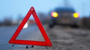 У Запорізькій області на трасі занесло авто: постраждала молода дівчина