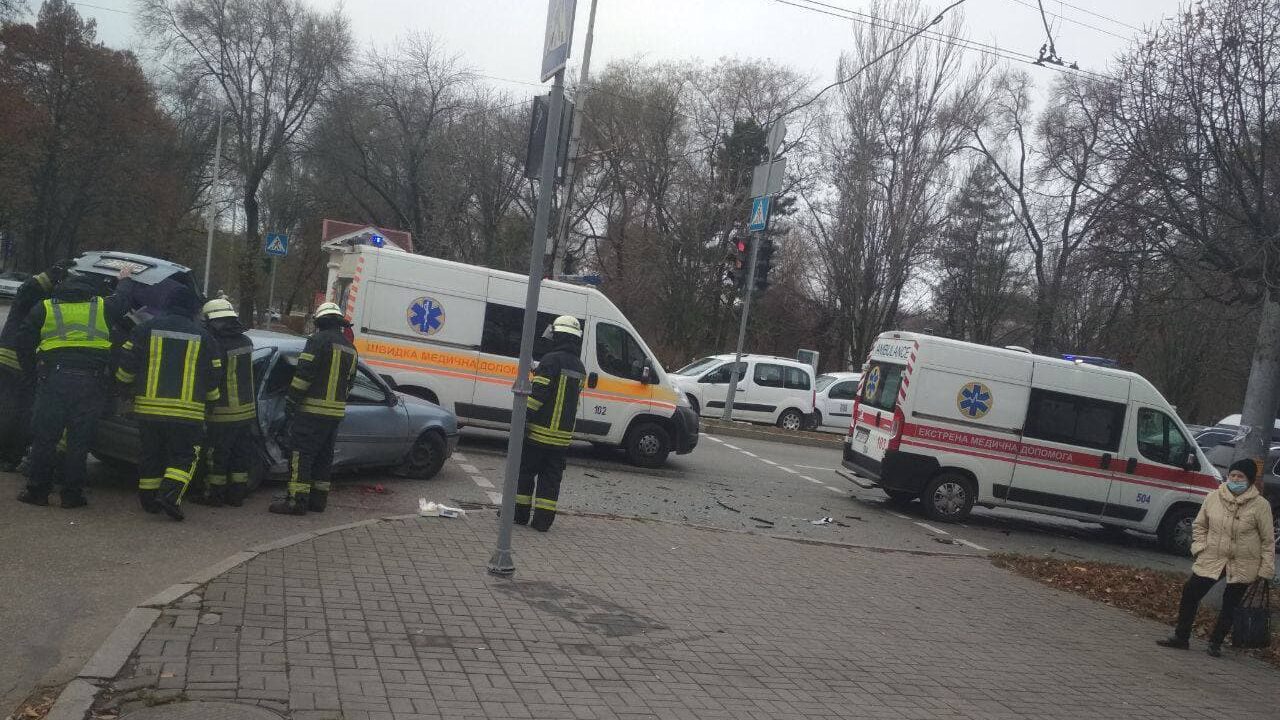 В Запорожье на перекрестке столкнулись легковушки: двое пострадавших получили серьезные травмы