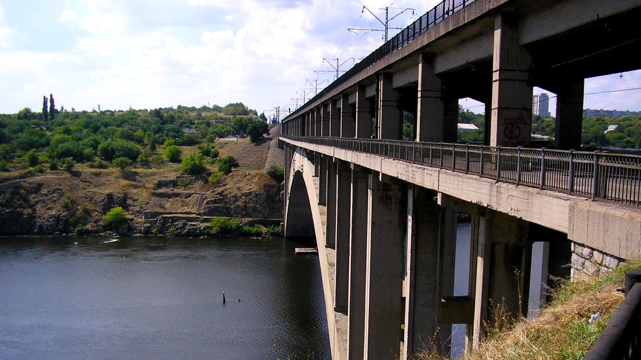 В Запорожье полицейские бросились в воду за девушкой, которая прыгнула с моста Преображенского, – ВИДЕО