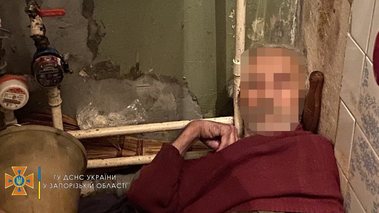 В Запорожской области 73-летний дедушка застрял между стеной и трубой: понадобилась помощь спасателей, – ФОТО